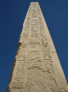 Detalle-del-obelisco-de-Tutmosis-I-en-Karnak-224x300